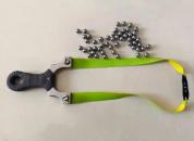 汕头一男子骑车时疑被钢珠击打 公共安全隐患引关注