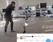 马斯克1个表情评宇树机器人踹工程师 笑哭表情引热议