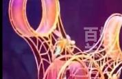 马戏团“死亡飞轮”表演出意外，一特技演员表演失误从高处摔下 演员已无大碍