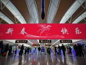 “变成中国人”在中国过春节 体验地道年味