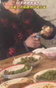 86岁姥姥点假炮竹吓唬小辈！