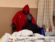 少年夫妻老来伴具象化了！大爷冒雨骑行10公里给老伴送饭