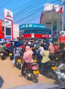 老挝多地闹“油荒” 加油站排长队限量供油