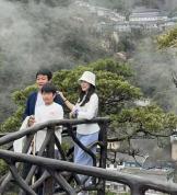 佟大为带家人到三清山游玩被偶遇 温馨家庭时光引关注