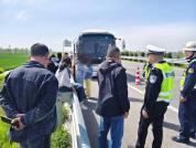 客车抛锚乘客被困高速 交警火速救援 40分钟安全转移