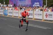 跑者幽默回应被要求跑赢机器人 人机竞速新纪元