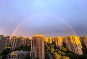 北京雨后现超大双彩虹 自然奇观令人惊叹