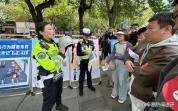巡逻交警为第一次出摊大哥送上头盔 新规下的温馨一幕
