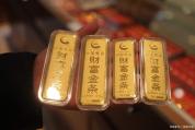 女子15年前在中国黄金花1万2买的两根20克金条全是铜跟锌 金价暴涨后兑换惊现假货