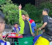 全场消费由张雪机车买单 逆袭夺冠庆祝夜