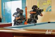 香港警察持国产冲锋枪亮相 新装备引发关注