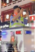 洛阳十字街民警化身拍照“工具人” 亲民举动获赞