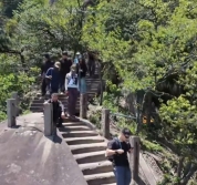 女子九华山陡坡摔倒被一把拉住 景区将加强安全措施