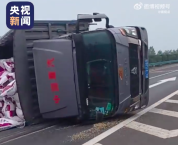 哪怕素不相识也要拼命救你！摩友遇货车侧翻飞身破窗救出司机