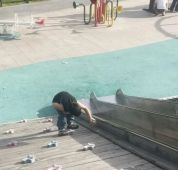小孩哥拿石头砸滑梯 全网点赞 小小暖男的善举