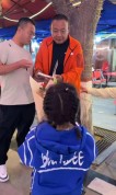 5岁女孩给于东来送花，收到6个大礼包！