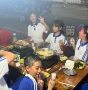 男子给邻桌过生日小朋友送饮料 温暖举动治愈童心