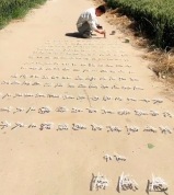 博主在地面创作“悬浮字” 网友：我从这里路过都害怕把字踢跑了