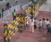 警察被萌娃包围 收到一幅最“奇怪”的画