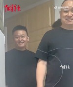 男子骨折住院朋友探望挤满病房：比止疼药管用