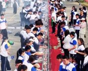 中学烤211米羊肉串为学子加油打气：烤好了就是考好了，烤上了就是考上了