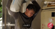 当过老师、健身教练，小伙放弃体面工作专职扛楼养家：想为妻女遮风挡雨