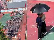 “女教师打伞事件”拍摄者发声 澄清原意引发讨论