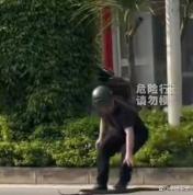 男子“徒手”抓蛇操作云淡风轻 马路捕蛇侠获赞
