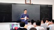 数学老师考点外为学生上最后一课 温情寄语送祝福