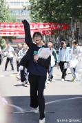 首考收官考生自信出考场 亲友迎接欢声笑语