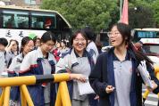 高考首日这些瞬间让人印象深刻 考生与家长的温馨互动