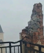 南宁一小区楼顶露台柱子被雷劈碎 雷电威力惊人