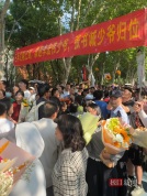 高考结束考生当面感谢辞职陪读的母亲 母子情深泪满眶