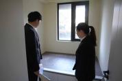门牌贴错 花20万装修的新家是邻居家 开发商、物业、业主都有责任
