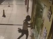 广西灵山金店遭“头套男”撬门盗窃 黄金盗窃频发敲警钟