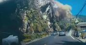 西安一地突发山体落石 8车受损1人受伤
