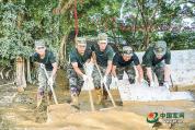 子弟兵在风雨中护送昏迷孩子 患难见深情