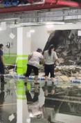 沈阳一小区地库墙塌露出大量垃圾 工程质量引质疑