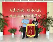 僵尸车占位4年 警方介入后拖离报废 顽疾终清除