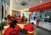 60岁以上环卫工1块钱能吃上荤素四样 政府运营方保洁公司三方一起补贴1元餐