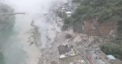 山体垮塌现场：噼啪声不断浓烟升腾 居民紧急撤离