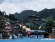 游客玩滑梯时人毯分离致多处受伤 安全保障引关注