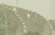 长城突降大雨 父子冒雨前行的身影让人触动