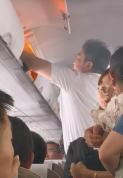 兰州飞贵阳航班机舱内突然起火 现场曝光 充电宝自燃引发
