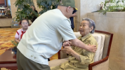 抗美援朝老兵与护士成都重逢，回忆战火中的救治细节