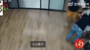 男子冲进早教班动手打3岁幼童 父亲拒和解