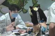 这届二次元排队看上了中医 中医义诊区成漫展火爆打卡点