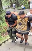 网红良子爬山被两人用竹竿抬肚子 减肥路上的“战友情”