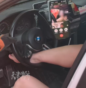 女子脚卡方向盘2小时自救失败 消防员暖心救援