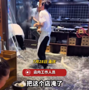 重庆一餐厅防洪袋被冲开瞬间遭淹 餐厅回应防洪袋被暴雨积水冲开